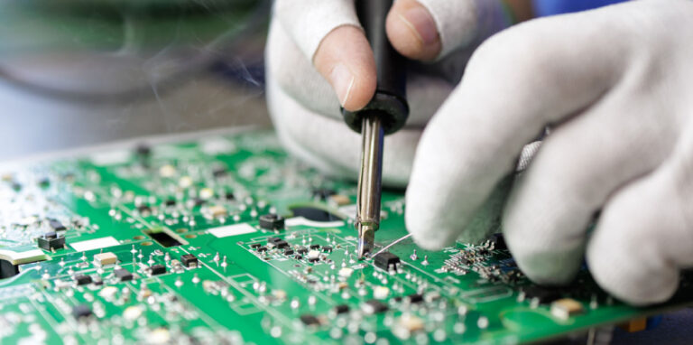 ¿Qué es una línea SMT y qué máquinas intervienen en el proceso SMD?